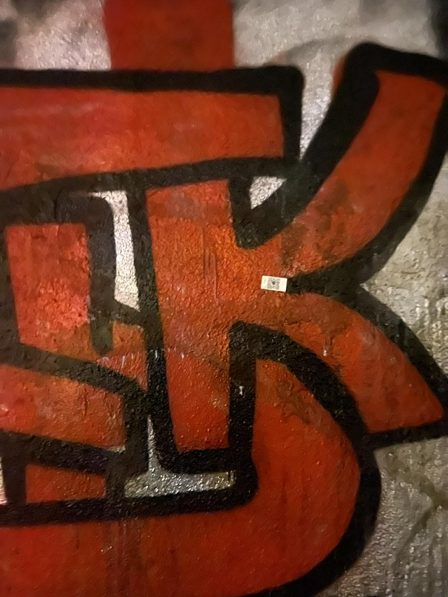 Dowód operacyjny — rozmieszczenie materiału POPPYN na powierzchni graffiti